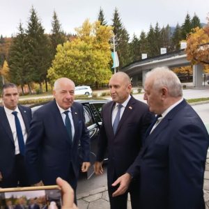 Президентът Радев посрещна унгарския си колега в Смолян с личен автомобил