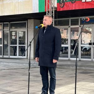 С молебен за мир, литийно шествие с „Родопски хайдути“ и почетен караул Смолян отбеляза 3 март