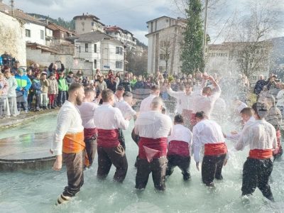 Смолян чества Богоявление и рождението на Ботев: Смелчаци извадиха Светия кръст в региона