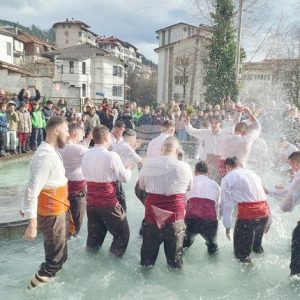 Смолян чества Богоявление и рождението на Ботев: Смелчаци извадиха Светия кръст в региона